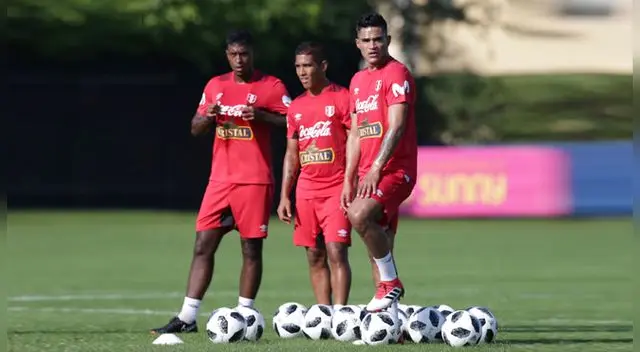 Miguel Araujo, Roberto Siucho y Anderson Santamaría en plenas prácticas de balón detenido 