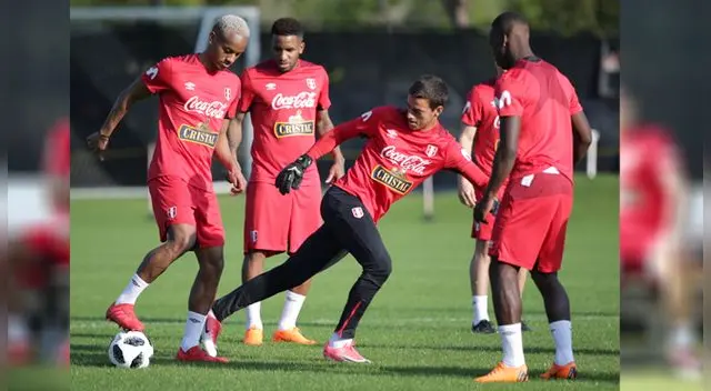 Carrillo, Farfán, Advíncula y Grados haciendo trabajos de soltura con el balón 