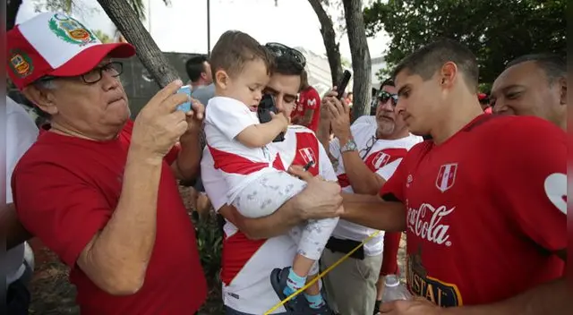 Aldo Corzo firmando autógrafos a los hinchas 