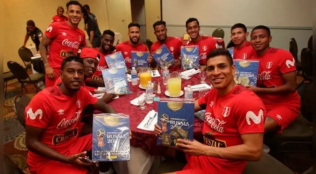 Los jugadores de la selección peruana recibieron el Álbum Panini. Foto: FPF