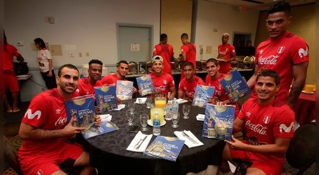 Los jugadores de la selección peruana recibieron el Álbum Panini. Foto: FPF