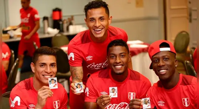 Los jugadores de la selección peruana recibieron el Álbum Panini. Foto: FPF