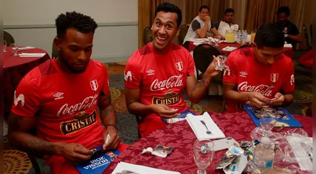 Los jugadores de la selección peruana recibieron el Álbum Panini. Foto: FPF