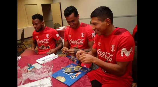 Los jugadores de la selección peruana recibieron el Álbum Panini. Foto: FPF