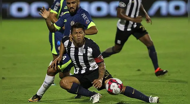 Rinaldo Cruzado sufre ante la marca de un jugador de UTC.
