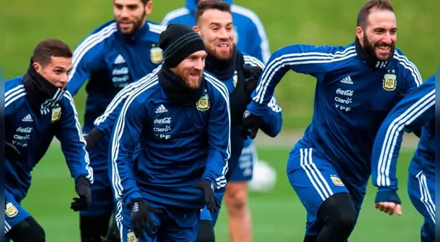 Lionel Messi es el capitán de la 'albiceleste'. Lionel Messi es el capitán de la 'albiceleste'.