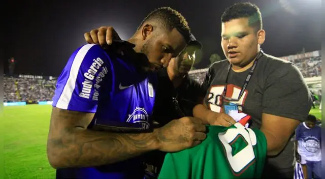 Jefferson Farfán firma una camiseta de Alianza Lima en la 'Noche Blanquiazul 2017'. Jefferson Farfán firma una camiseta de Alianza Lima en la 'Noche Blanquiazul 2017'.