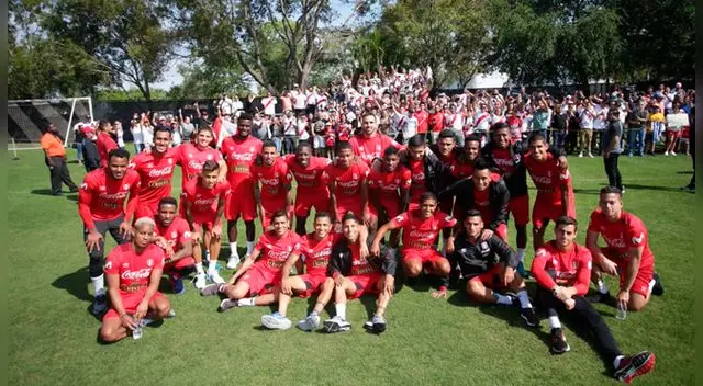 La selección peruana a lado de los hinchas que asisten a las prácticas en el campo Sawgrass Grand Hotel - Miami 