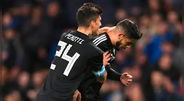Éver Banega celebra su gol a Italia con Diego Perotti. Éver Banega celebra su gol a Italia con Diego Perotti.