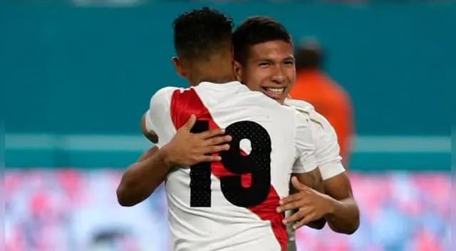Edison Flores celebra su gol a Croacia.