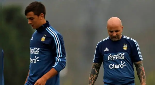 Paulo Dybala y Jorge Sampaoli en un entrenamiento de Argentina.