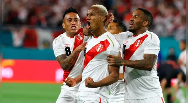 Carrillo celebra su gol a Croacia junto a Cueva y Farfán. 