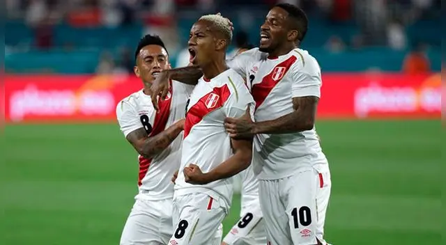 Carrillo celebra su gol a Croacia con Cueva y Farfán. Carrillo celebra su gol a Croacia con Cueva y Farfán.