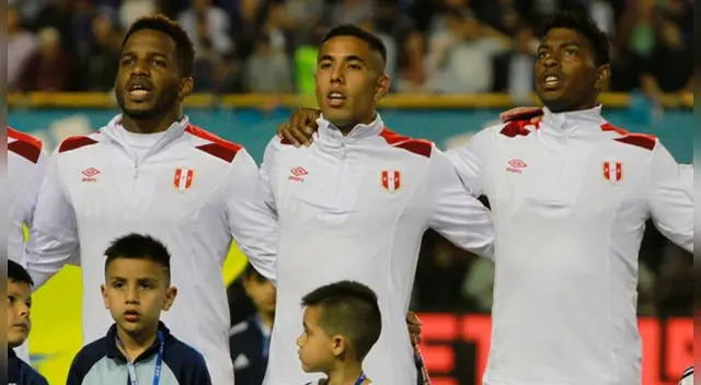 Sergio Peña y Miguel Araujo entonan el himno antes del Argentina-Perú.