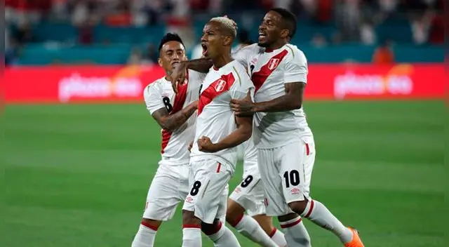 André Carrillo celebrando su gol ante Croacia 