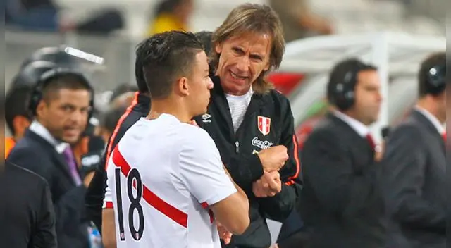 Ricardo Gareca conversa con Cristian Benaventes en un amistoso de Perú.