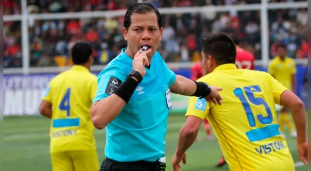 Víctor Hugo Carrillo dirigiendo un partido de Primera División. Víctor Hugo Carrillo dirigiendo un partido de Primera División.