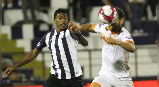 Miguel Araujo disputa un balón con Mauricio Montes.