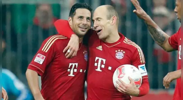 Claudio Pizarro y Arjen Robben celebran sus goles en el Bayern Múnich. Foto: AP