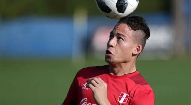 Cristian Benavente domina un balón en un entrenamiento de Perú.