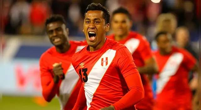 Renato Tapia celebra su gol con Perú a Islandia.