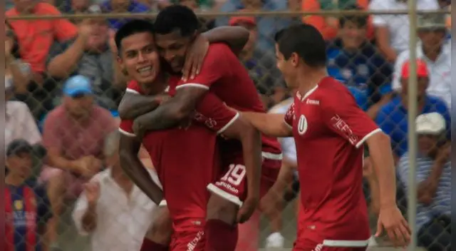 Anthony Osorio, Alberto Quintero y Aldo Corzo celebran un gol de Universitario.