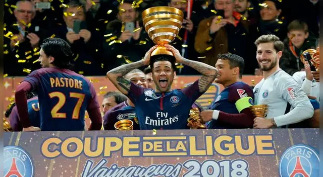 Dani Alves posa con el trofeo de la Copa de la Liga de Francia. Dani Alves posa con el trofeo de la Copa de la Liga de Francia.
