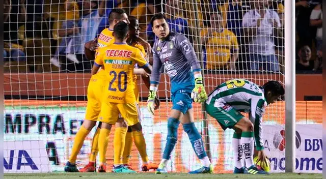 Jugadores de Tigres celebran un gol ante la desazón de León.