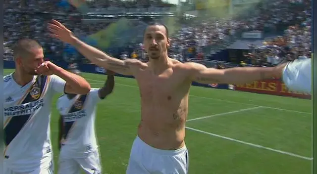 Zlatan Ibrahimovic celebra su primer gol con Los Angeles Galaxy. Zlatan Ibrahimovic celebra su primer gol con Los Angeles Galaxy.
