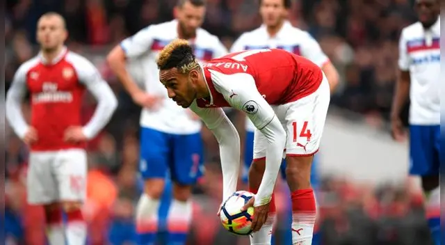 Pierre-Emerick Aubameyang se alista para patear el penal ante Stoke City. Foto: Arsenal