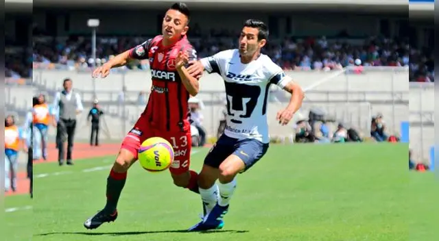 Alvarado del Necaxa busca sobrepasar la defensa del Pumas. Alvarado del Necaxa busca sobrepasar la defensa del Pumas.