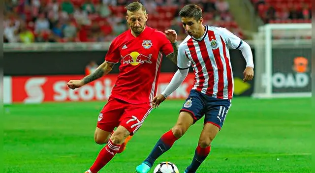 Isaac Brizuela controla un balón ante la mirada de un rival de Red Bulls.