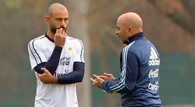 Mascherano con Jorge Sampaoli en uno de los amistosos jugados Mascherano con Jorge Sampaoli en uno de los amistosos jugados