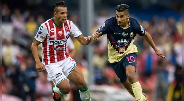 Cecilio Domínguez encara a un jugador del Necaxa.