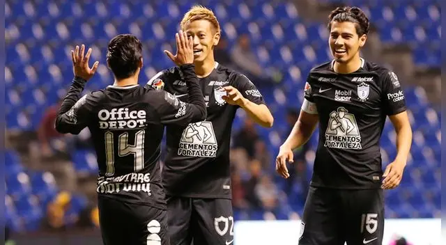 Keisuke Honda, Erick Gutiérrez y Aguirre celebran un gol del Pachuca.