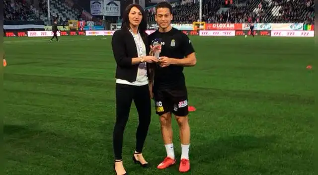 Cristian Benavente recibiendo el premio del mejor jugador del mes. Fuente: Charleroi