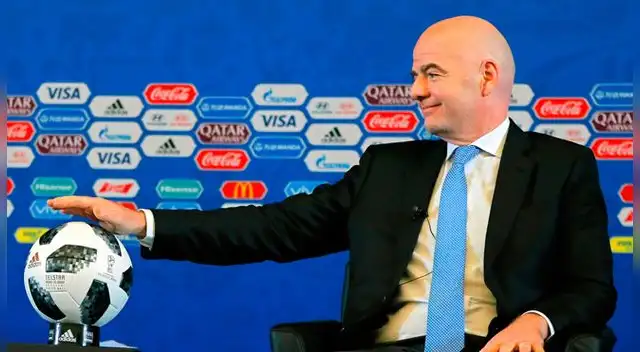 Gianni Infantino, presidente de la FIFA con la pelota del Mundial. Gianni Infantino, presidente de la FIFA con la pelota del Mundial.
