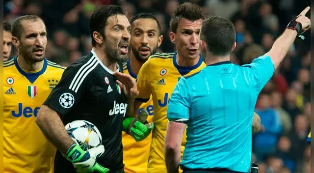 Gianluigi Buffón y todo Juventus recriminándole al árbitro. Foto: GTRES