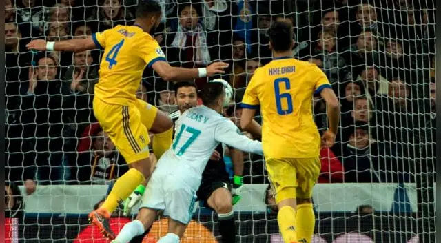 Momento exacto de la falta de Benatia a Lucas Vásquez 