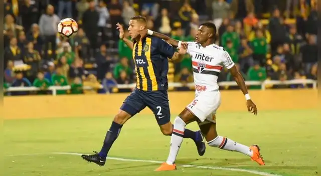 Fernando Tobio disputa un balón con Arboleda. Fernando Tobio disputa un balón con Arboleda.