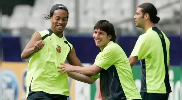 Ronaldinho y Lionel Messi durante un entrenamiento del Barcelona.