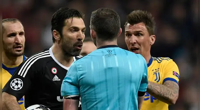 Buffon vio su primera tarjeta roja en la Champions por su reclamo airado al referí. Buffon vio su primera tarjeta roja en la Champions por su reclamo airado al referí.