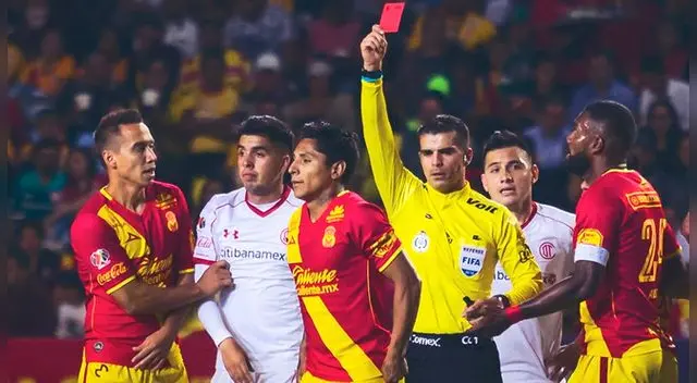 Raúl Ruidíaz, expulsado en el Morelia-Toluca.