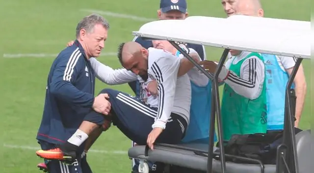 Arturo Vidal en el carrito de golf apoyado por Frank Ribéry y el preparador de arqueros. Foto: BM