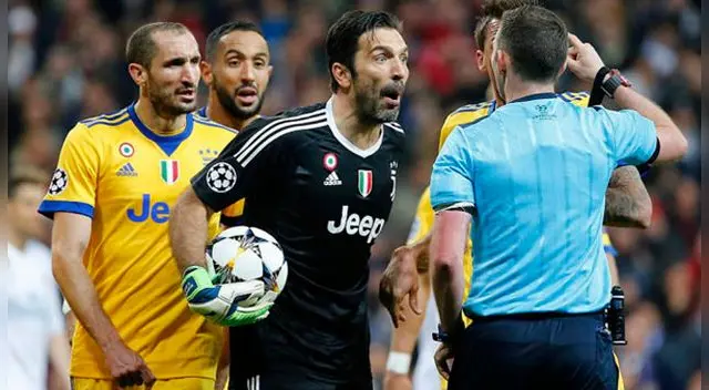 Gianluigi Buffón y todo Juventus recriminándole al árbitro. Foto: GTRES Gianluigi Buffón y todo Juventus recriminándole al árbitro. Foto: GTRES