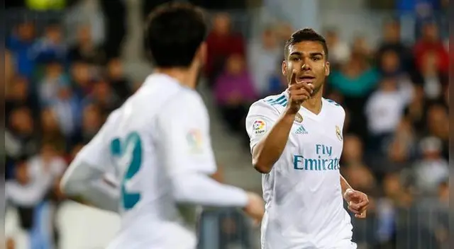 Casemiro celebra su gol con su asistidor Isco Alarcón.