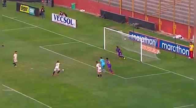 Roberto Siucho debutó en la primera división en el 2013 con la camiseta de Universitario. Roberto Siucho debutó en la primera división en el 2013 con la camiseta de Universitario.