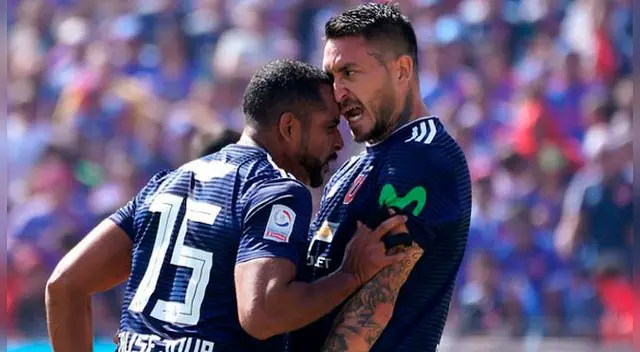 Ambos jugadores tuvieron que ser separados por sus propios compañeros. 
