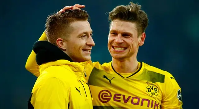 Marco Reus bromea con Łukasz Piszczek. Marco Reus bromea con Łukasz Piszczek.