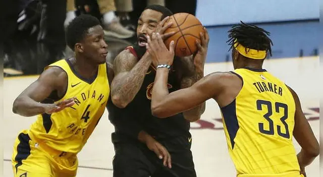 LeBron James, de Cleveland Cavaliers, es presionado por Víctor Oladipo, de Indiana Pacers. Foto: EFE